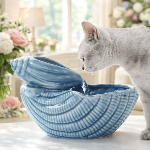 Chat buvant dans un abreuvoir chat en céramique en forme de coquillage avec eau fraîche en cascade - OCeram™