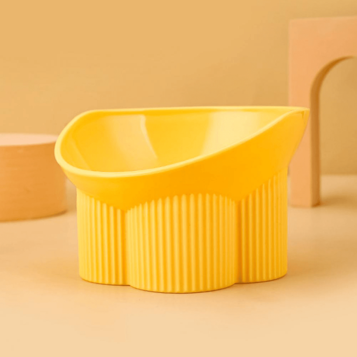 Gamelle chat anti renversement Anti-tipCatBowls™ surélevée jaune dans salon