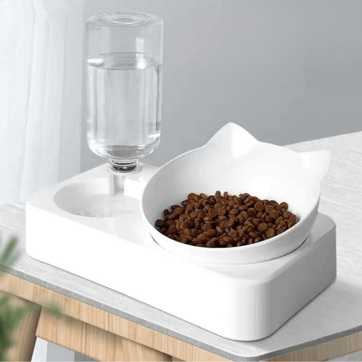 Gamelle pour chat 2en1 blanche bol croquettes et distributeur eau chat sur table - Croc-Water™