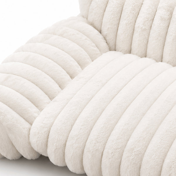 Lit pour chat blanc côtelé détail de la peluche et du rembourrage moelleux
