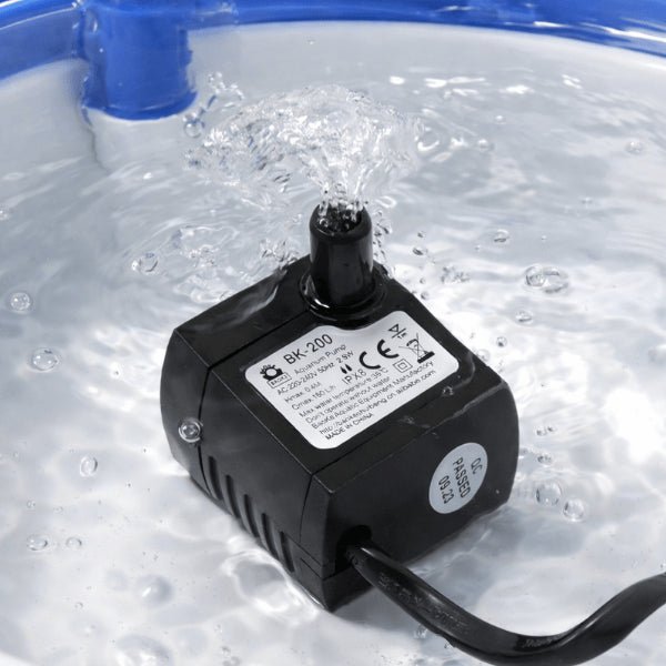 Pompe pour fontaine à eau chat immergée en fonctionnement avec jet d’eau