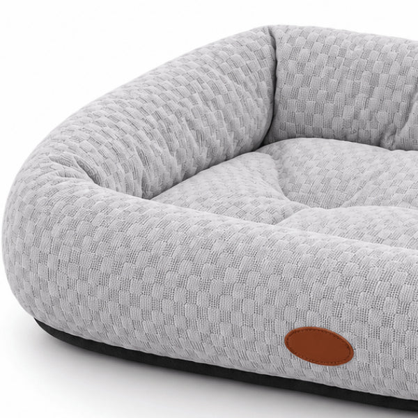 Lit rafraîchissant pour chat gris montrant le tissu texturé doux et respirant